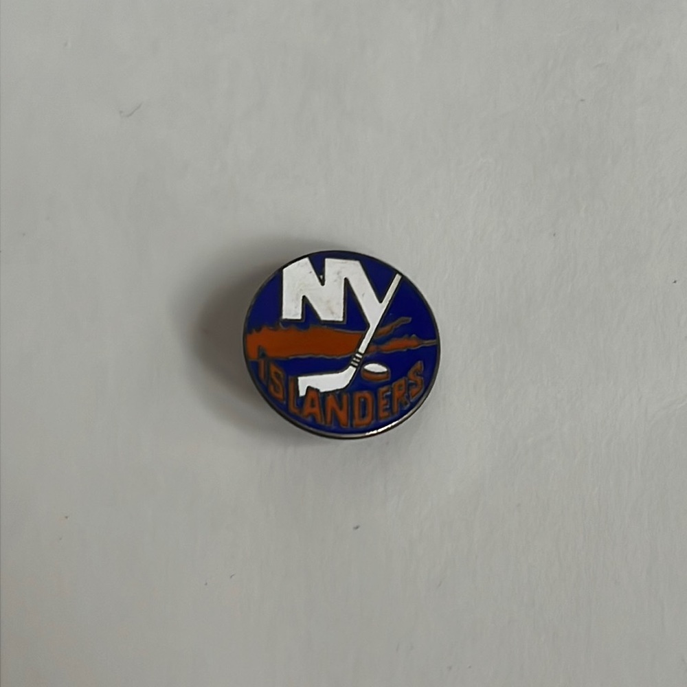New York Islanders Vintage Pin / 1980s / NHL